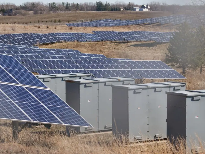 Technologické skříně u fotovoltaického pole firmy